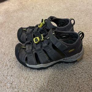 Gray children’s keens, size 10, light wear, clean and in good condition